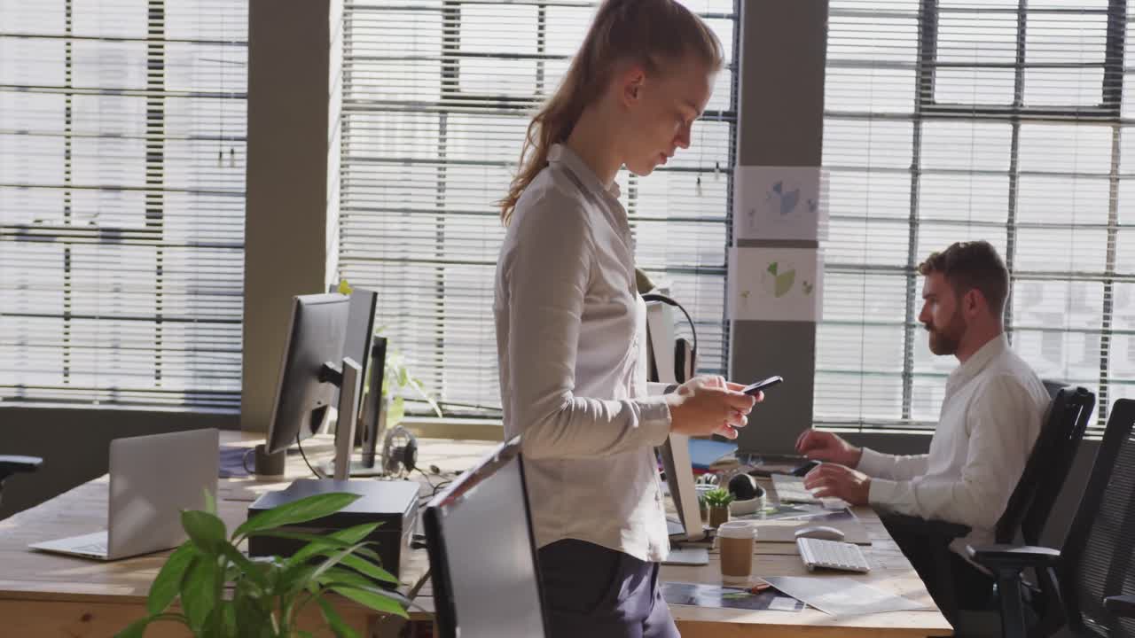 jóvenes profesionales creativos que trabajan en una oficina moderna