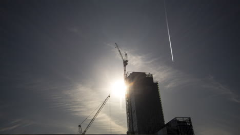 lapso de tiempo de la construcción de la ciudad y los aviones que vuelan también y desde el aeropuerto de manchester