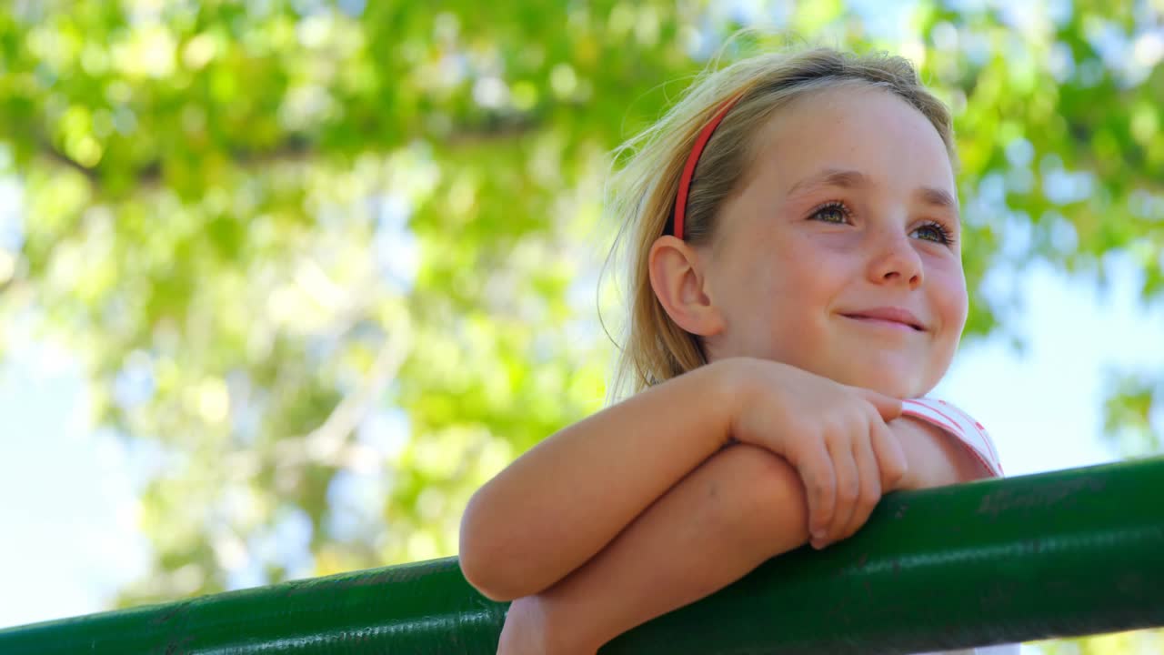 chica sonriendo en el patio de recreo 4k