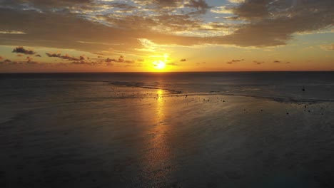 Cookinseln---Aitutaki-Sonnenuntergang-über-Dem-Ozean