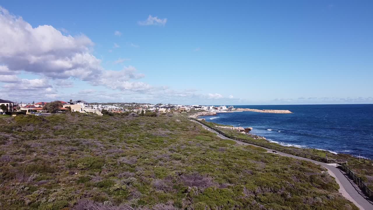 민다리 마리나 입구 와 해안 산책로 의 공중 상승 전망