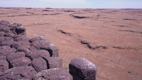 Basalt-columns-tower-over-desolate,-arid-Scablands-landscape-in-WA