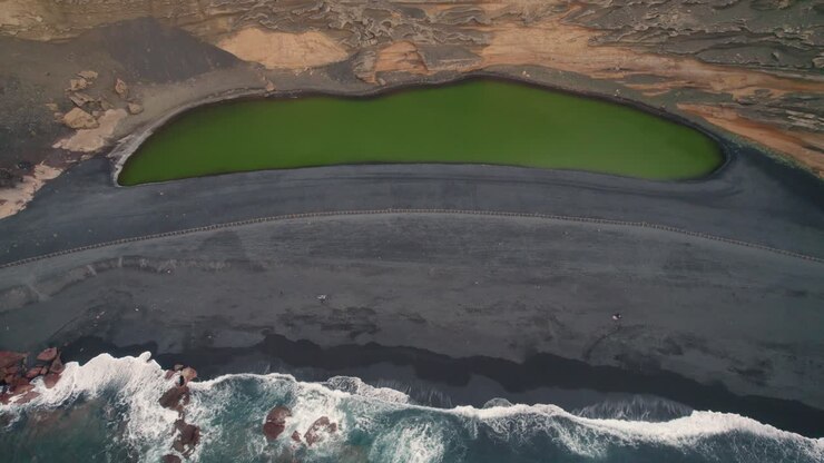 Aerial of the Lago verde, golfo shot, waves splashing