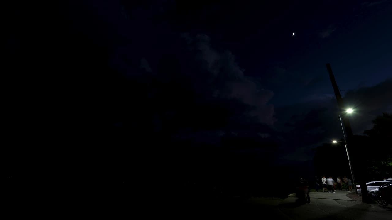 Un timelapse notturno del Malecón di Santo Domingo, vicino all'obelisco femminile