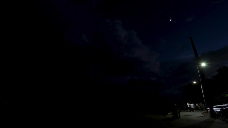 Un timelapse notturno del Malecón di Santo Domingo, vicino all'obelisco femminile