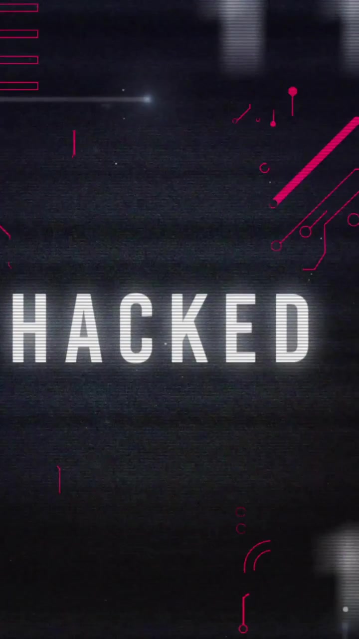 Animatie van gegevensverwerking met 'hacked'-tekst en een computerprintplaat op een zwarte achtergrond