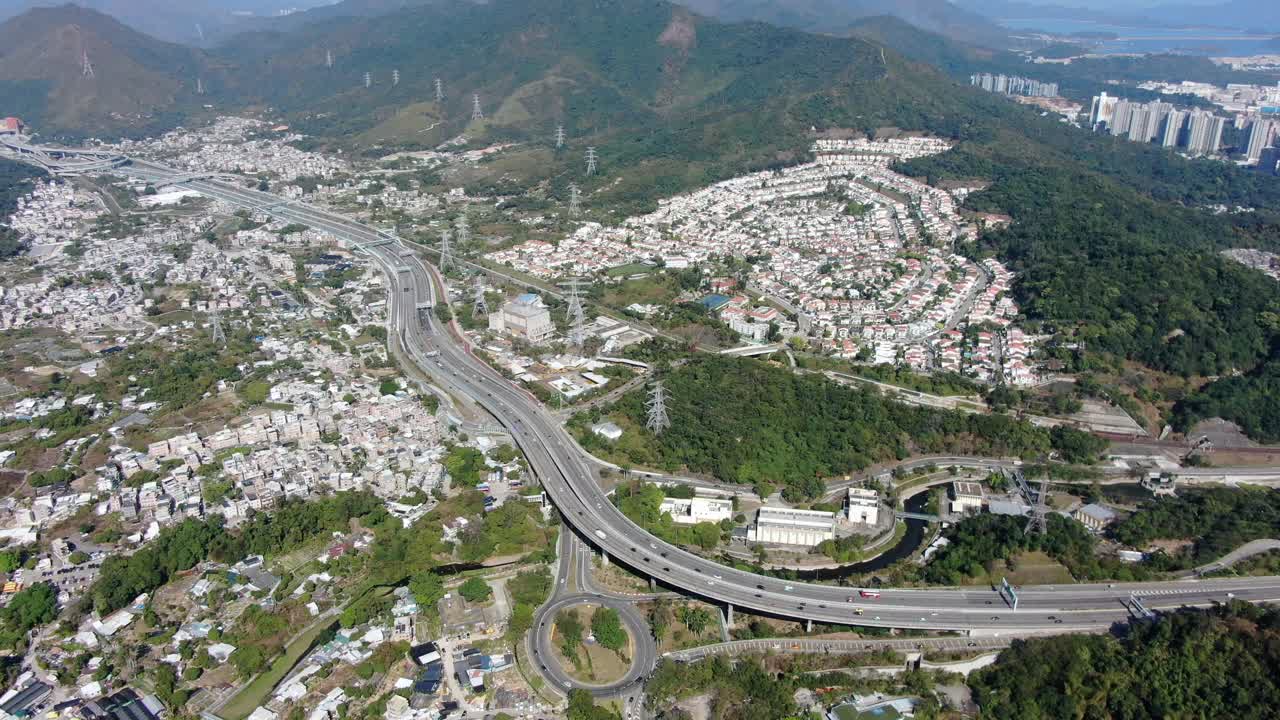 고속도로와 주변 산비탈을 연결하는 홍콩 외곽 주거 지역의 조감도