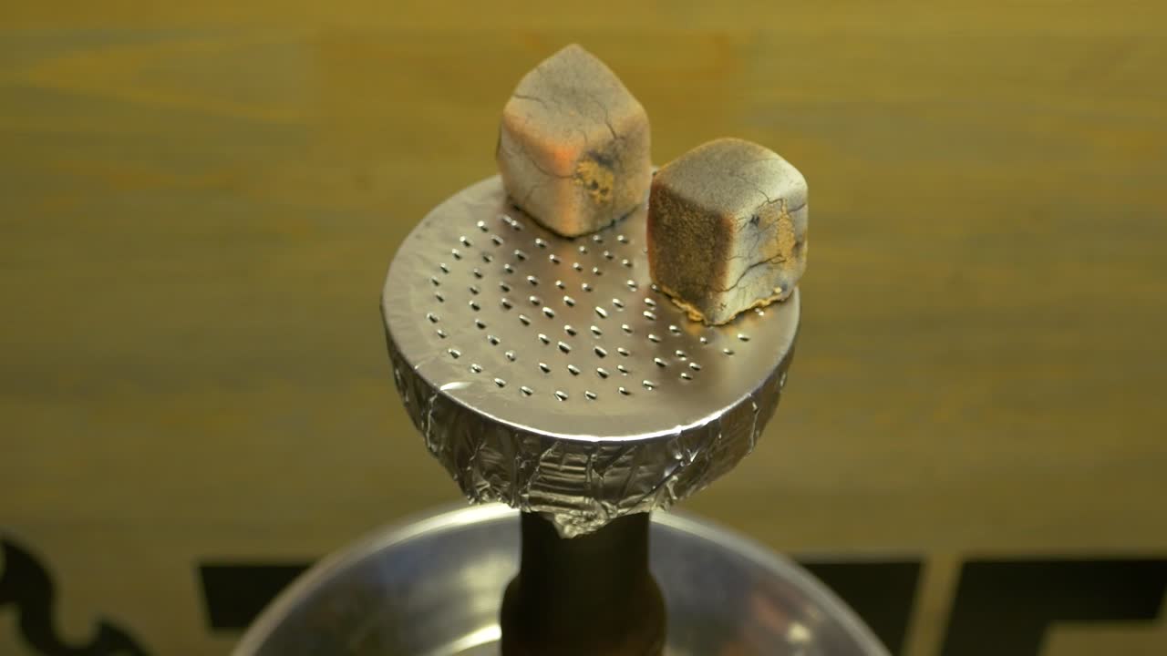 cuenco de narguile con carbón