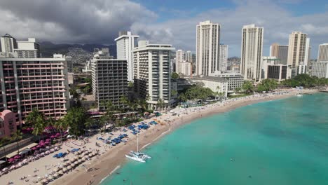 Resorts-Frente-Al-Mar-En-La-Playa-De-Waikiki,-Honolulu,-Hola,-Toma-De-Drones-De-4k