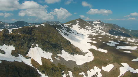 imágenes aéreas de siete lagos de rila en bulgaria en el verano