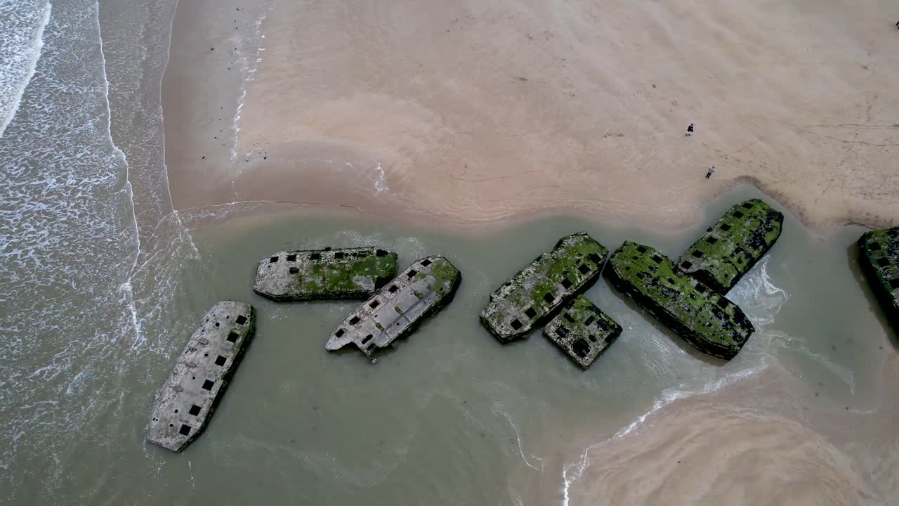 해변, 노르망디 프랑스에 부서지는 파도와 함께 ww2 뽕나무 항구 폐허