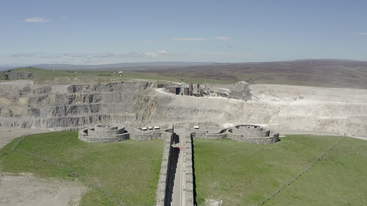 una vista aérea de las obras de arte públicas cortadas con piedras frías cerca del puente de pateley con una cantera de asfalto en el fondo
