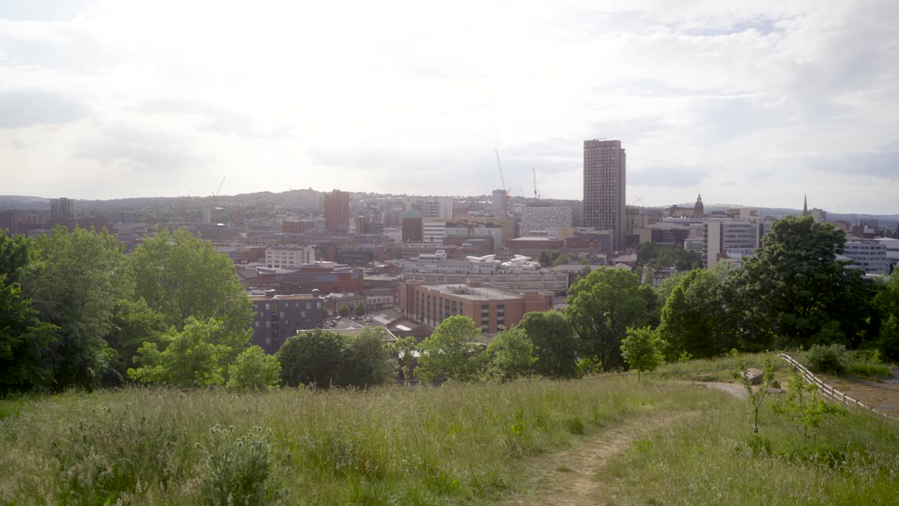 Ripresa a mano dello skyline di Sheffield dal Parco Sheaf Valley