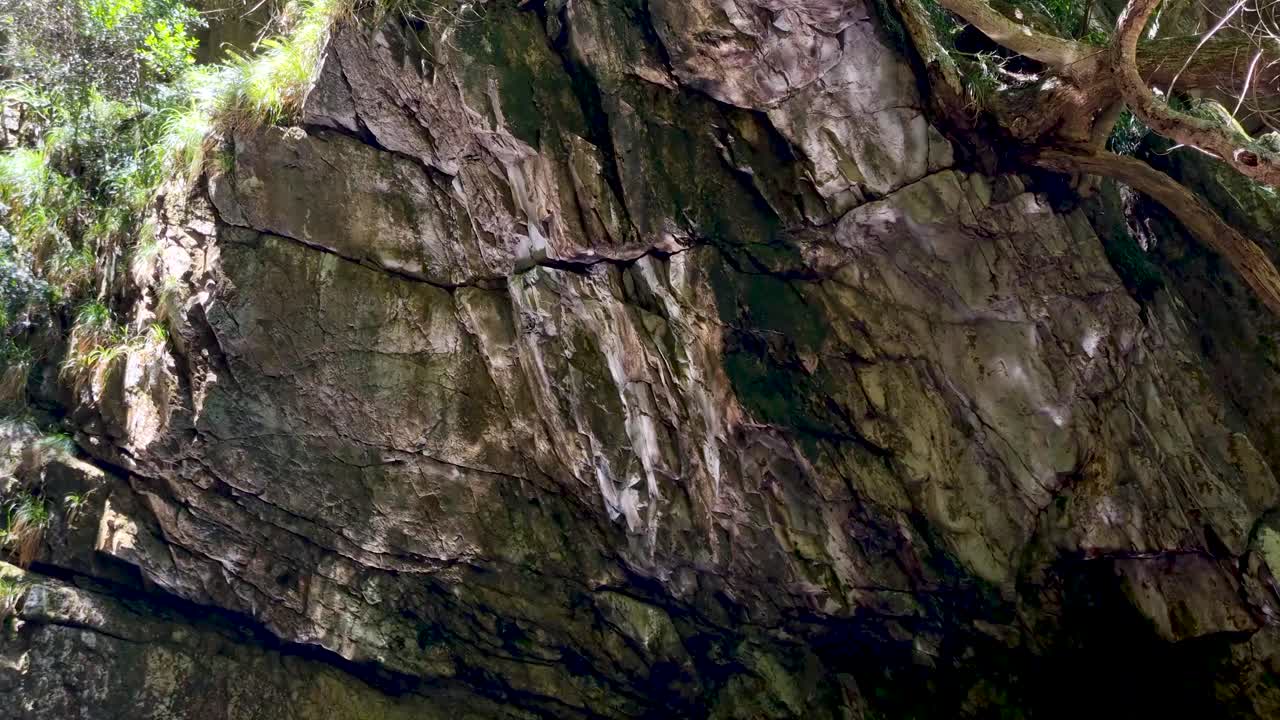 agua que refleja hermosos rayos y proyecciones en una pared de roca