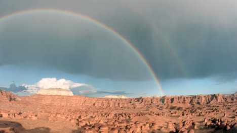 Ein-Regenbogen-Wölbt-Sich-über-Dem-Goblin-Valley-State-Park