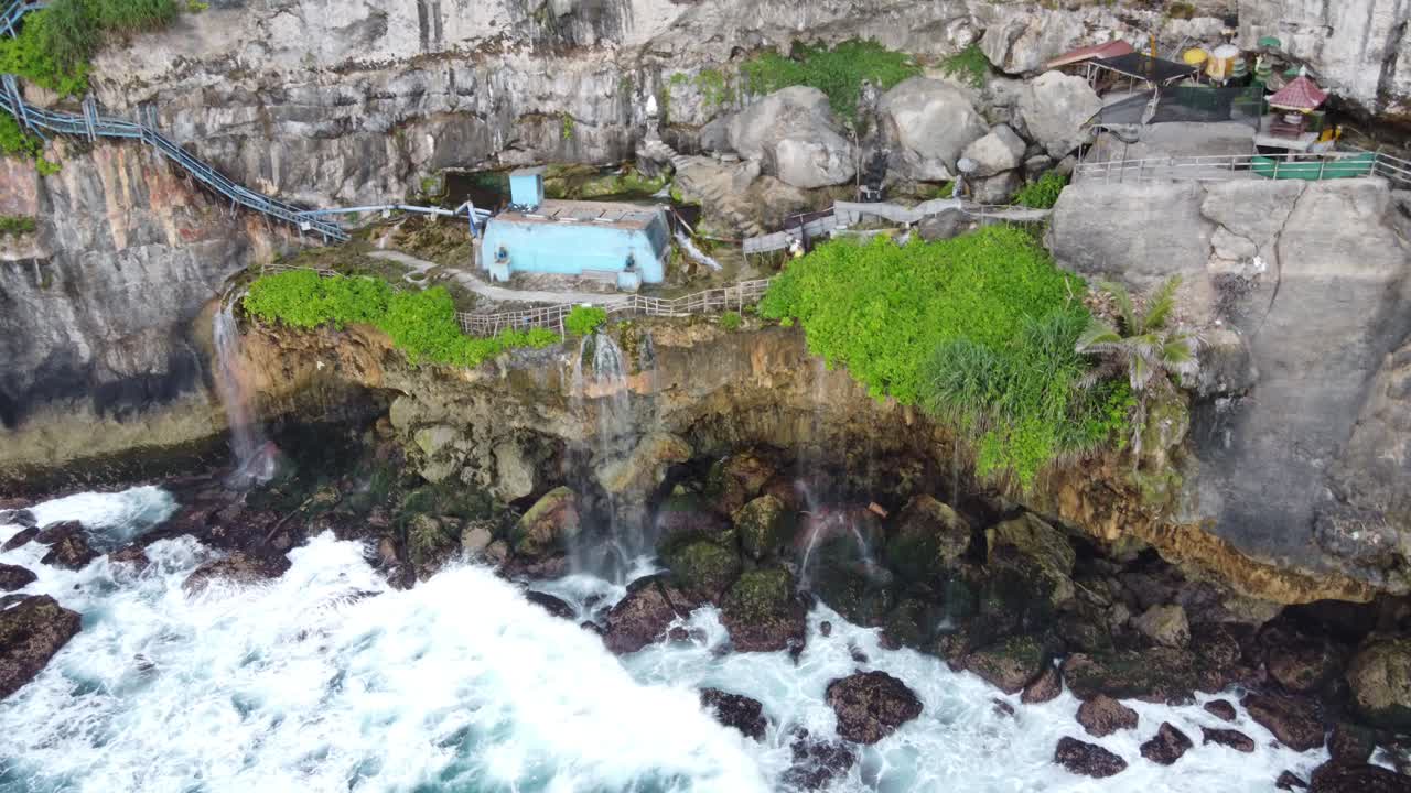 Aérien : Chute d'eau de Guyangan, île de Nusa Penida, Indonésie
