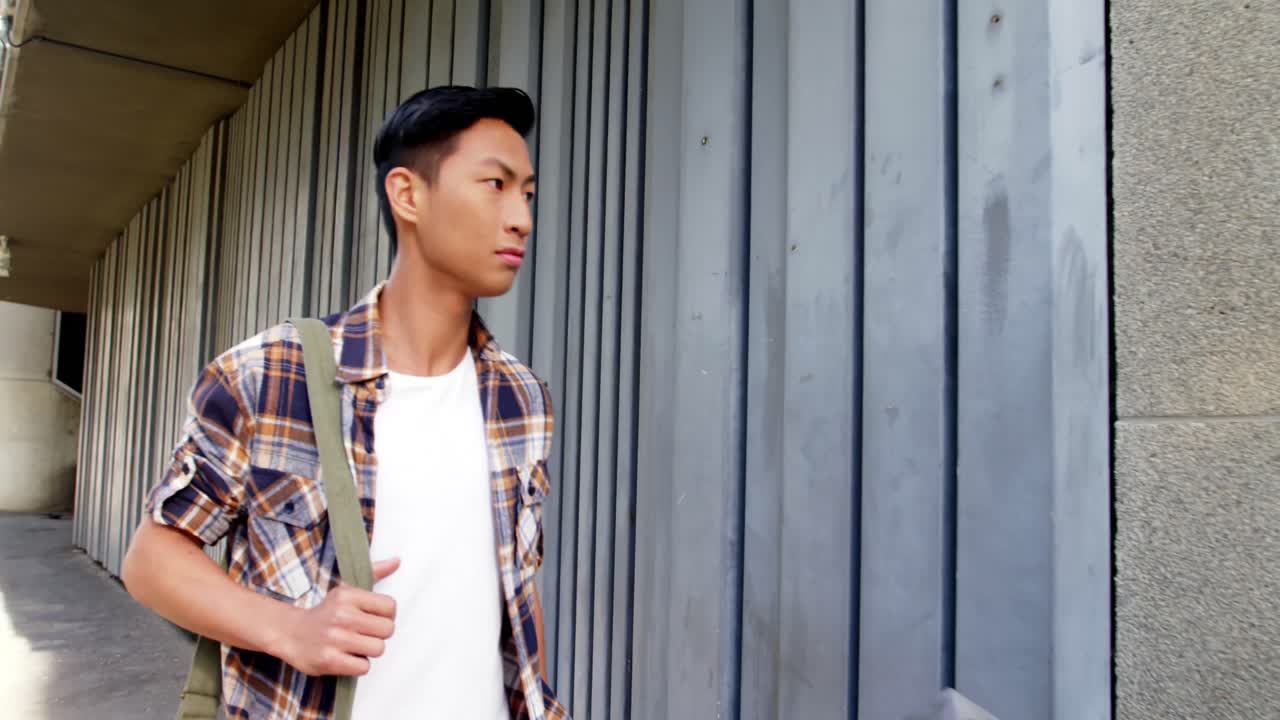 거리에서  ⁇ 고 있는 남자