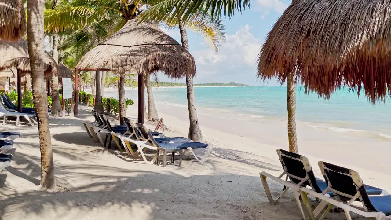 sillas de descanso y cabañas en el resort de playa de trs en tulum cancún méxico