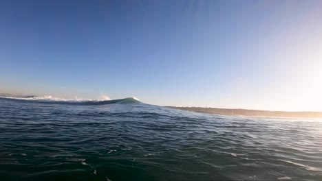 Surfer-Haben-Spaß-Beim-Reiten-Einer-Perfekten-Meereswelle-Am-Strand-Von-Caparica-Bei-Riesigem-Sonnenaufgang
