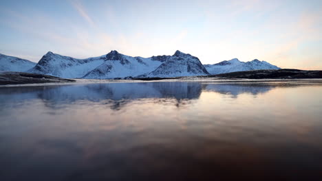 El-Reflejo-De-Las-Montañas-Al-Atardecer-En-El-Hielo