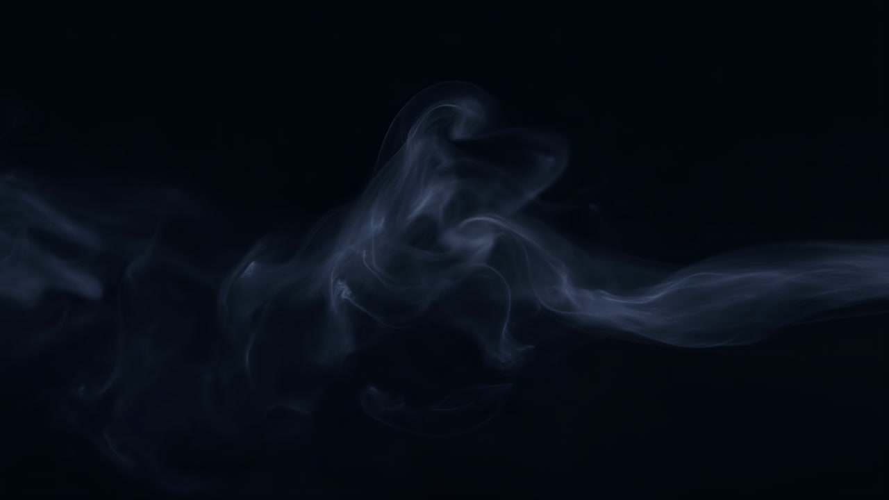 Fumo bianco che scorre e si avvolge su sfondo nero