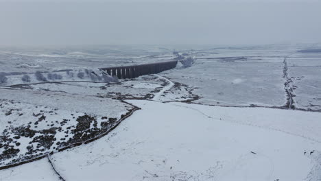 Entfernte-Drohnenaufnahme-Des-Ribblehead-Viadukts-In-Verschneiten-Yorkshire-Dales