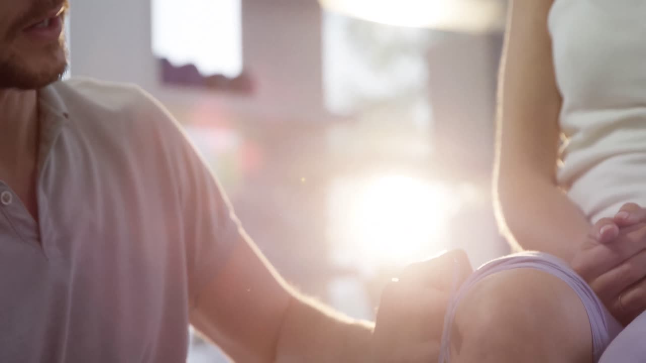 여성 환자의 무 ⁇ 을 골니오미터로 측정하는 물리치료사