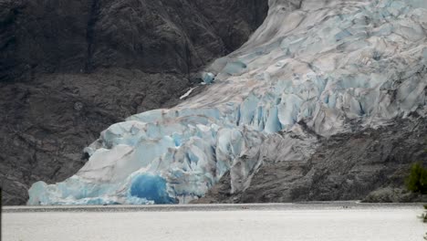 glaciar y lago de mendenhall, visitando alaska en el verano