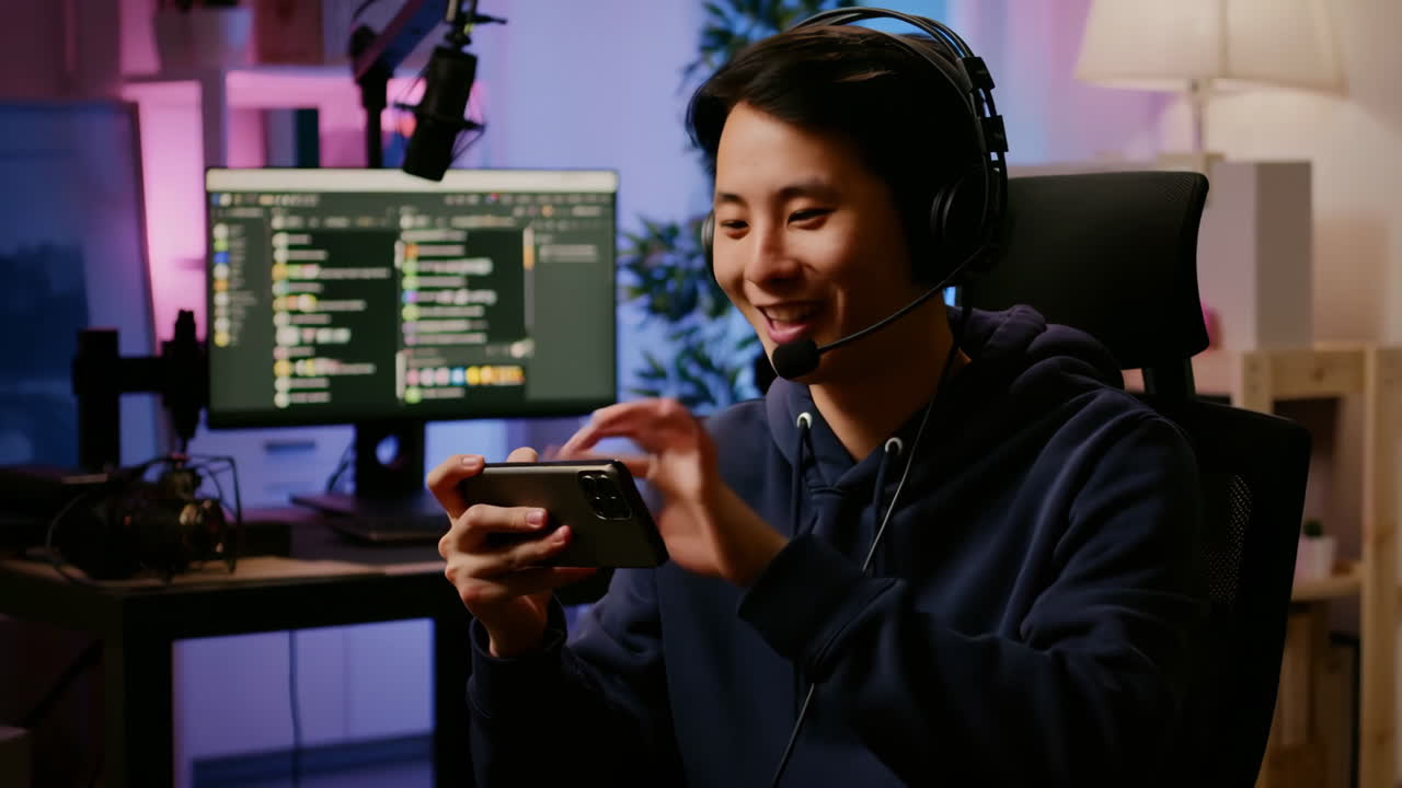 Giovane uomo asiatico che gioca a un gioco mobile e fa streaming online