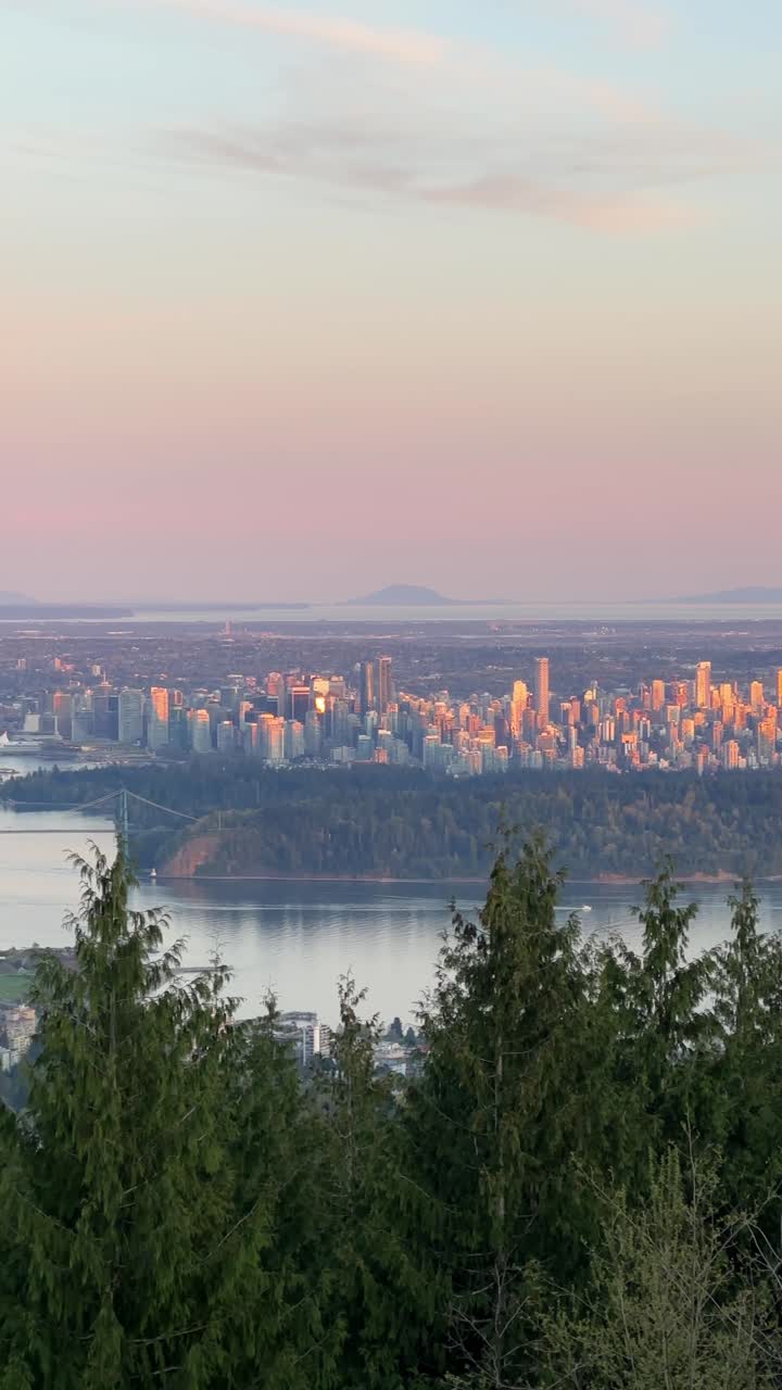 Die Skyline von Vancouver bei Sonnenuntergang, gesehen vom Cypress Lookout in Kanada