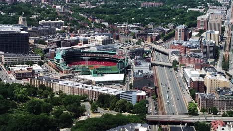 Schwenken-Der-Skyline-Von-Boston-Mit-Dem-Baseballstadion-Fenway-Park,-Dem-Citgo-Schild-Und-Der-Boston-University