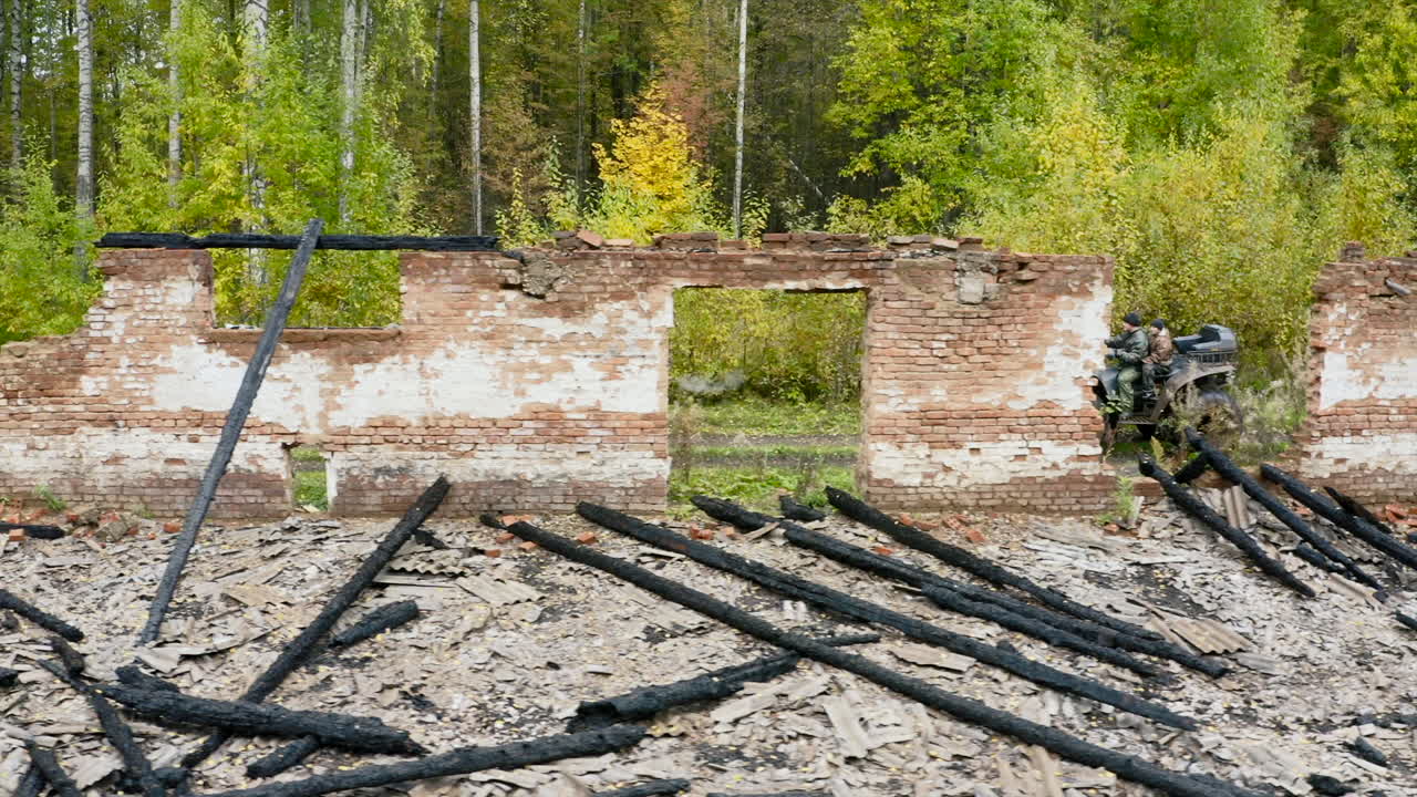 드 자전거에 있는 사람들과 함께 숲에서 불타는 건물