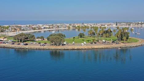 Toma-Panorámica-De-La-Bahía-De-San-Diego-Con-Drones