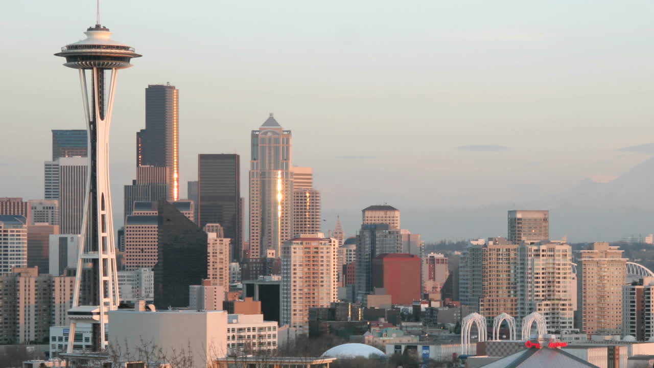la aguja espacial de seattle se encuentra a la izquierda de esta toma de lapso de tiempo del horizonte de seattle