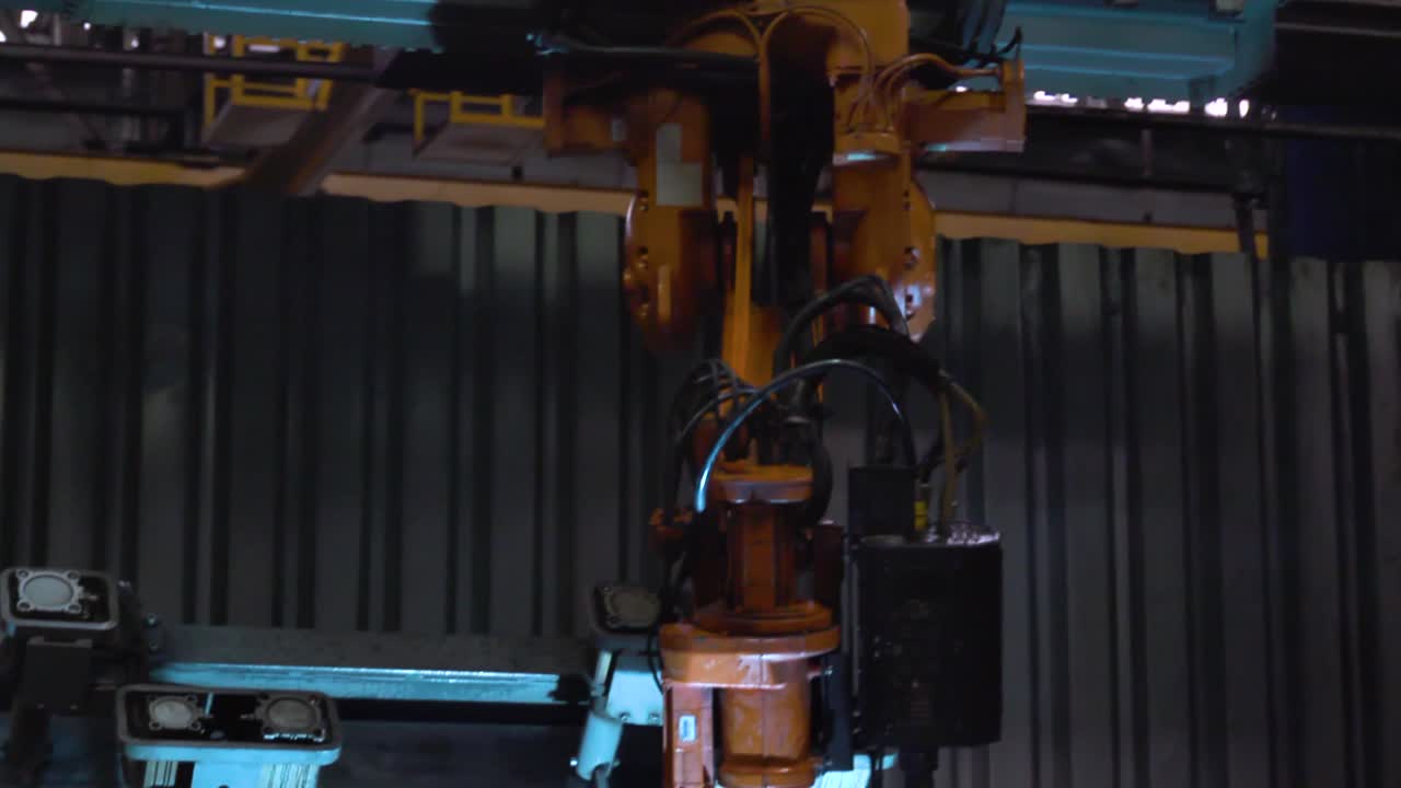 robot industrial en una instalación de fabricación