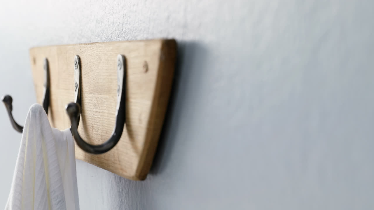 toalla blanca colgando en el gancho 4k