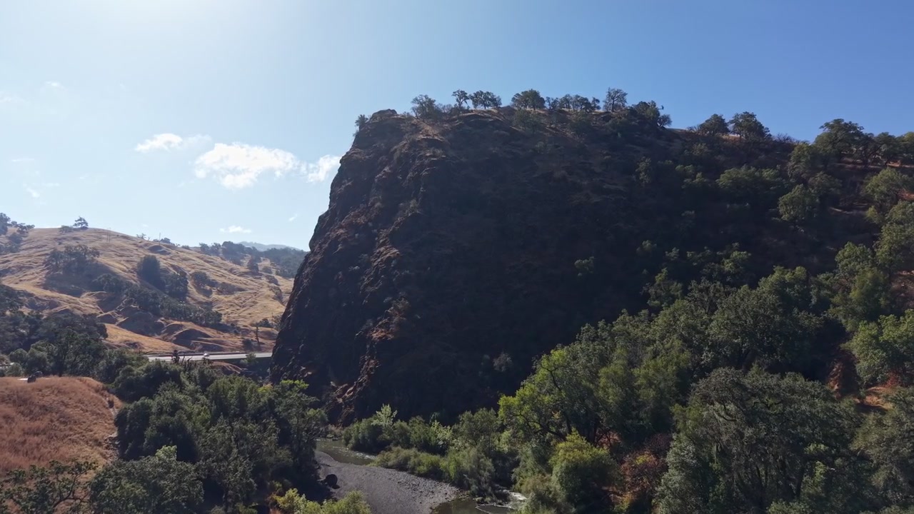Veduta aerea oltre l'iconica Frog Woman Rock, una prominente formazione geologica a Hopland, California, con il fiume Russian River e l'autostrada 101 visibili nel canyon sottostante