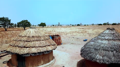 casa de paja en una aldea nómada rural en nigeria, áfrica occidental - revelación aérea