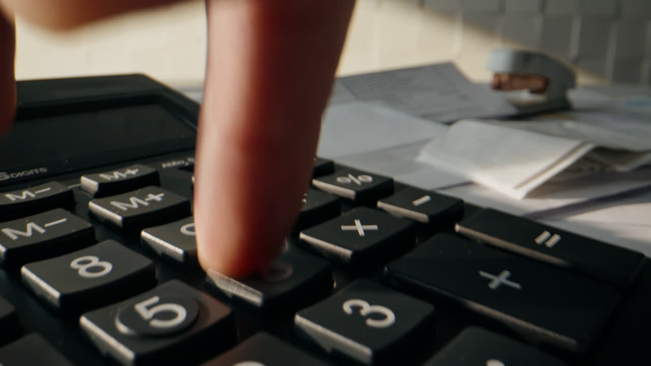 Close de uma mão contando notas e custos no escritório. Contador usando a calculadora