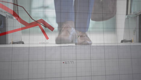 animación del procesamiento de datos financieros sobre la gente de negocios en la escalera mecánica