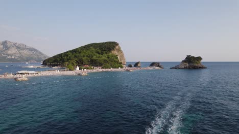 Budva,-Croacia:-Isla-Sveti-Nikola,-Barco,-Mar-Adriático-Y-Vista-Costera