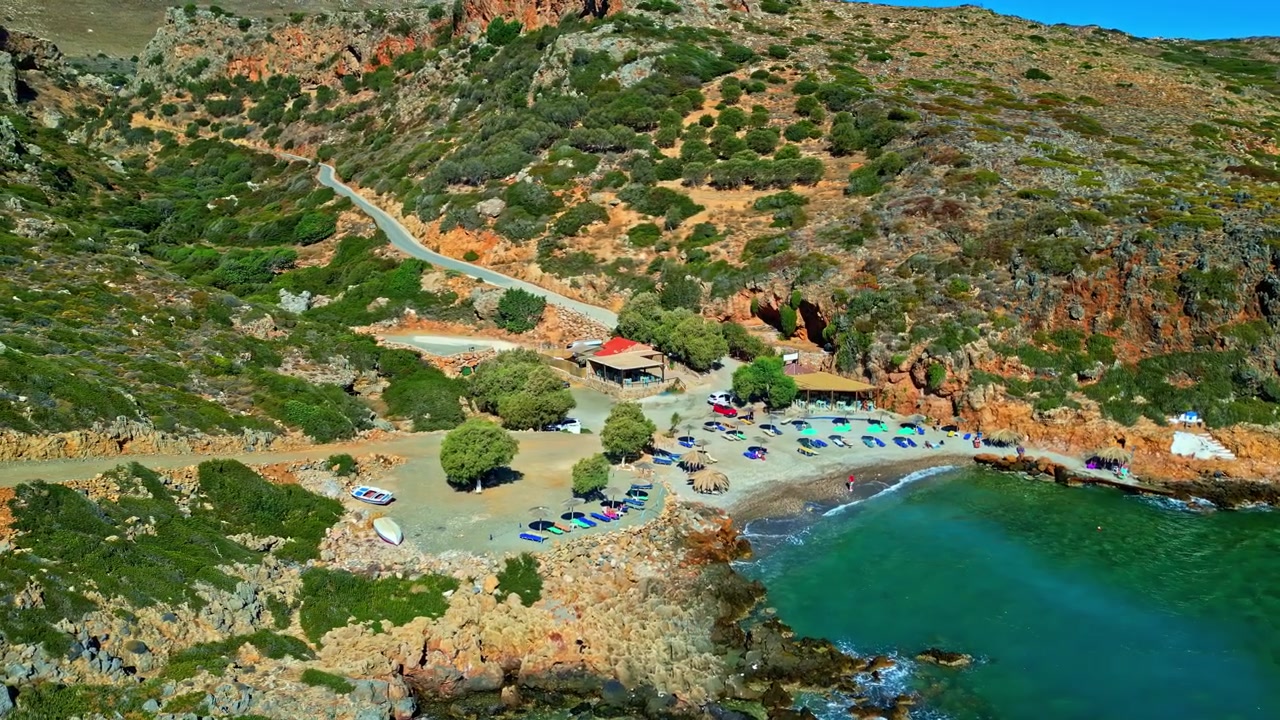 Afrata strand, idyllisk kystferiedestination set fra luften.