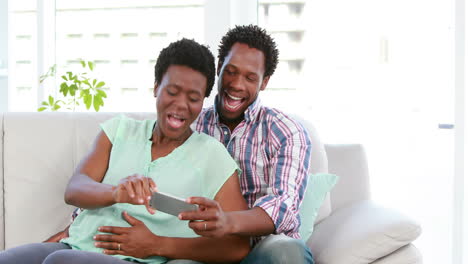 Cute-pregnant-couple-taking-a-selfie