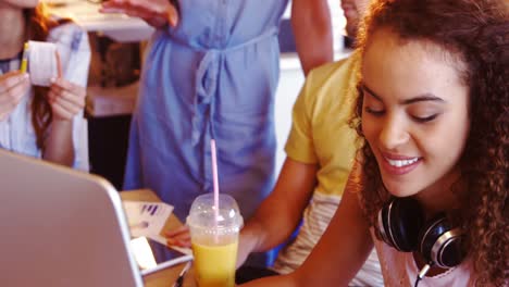 Executives-working-at-desk