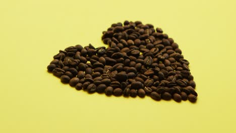granos de café en forma de corazón