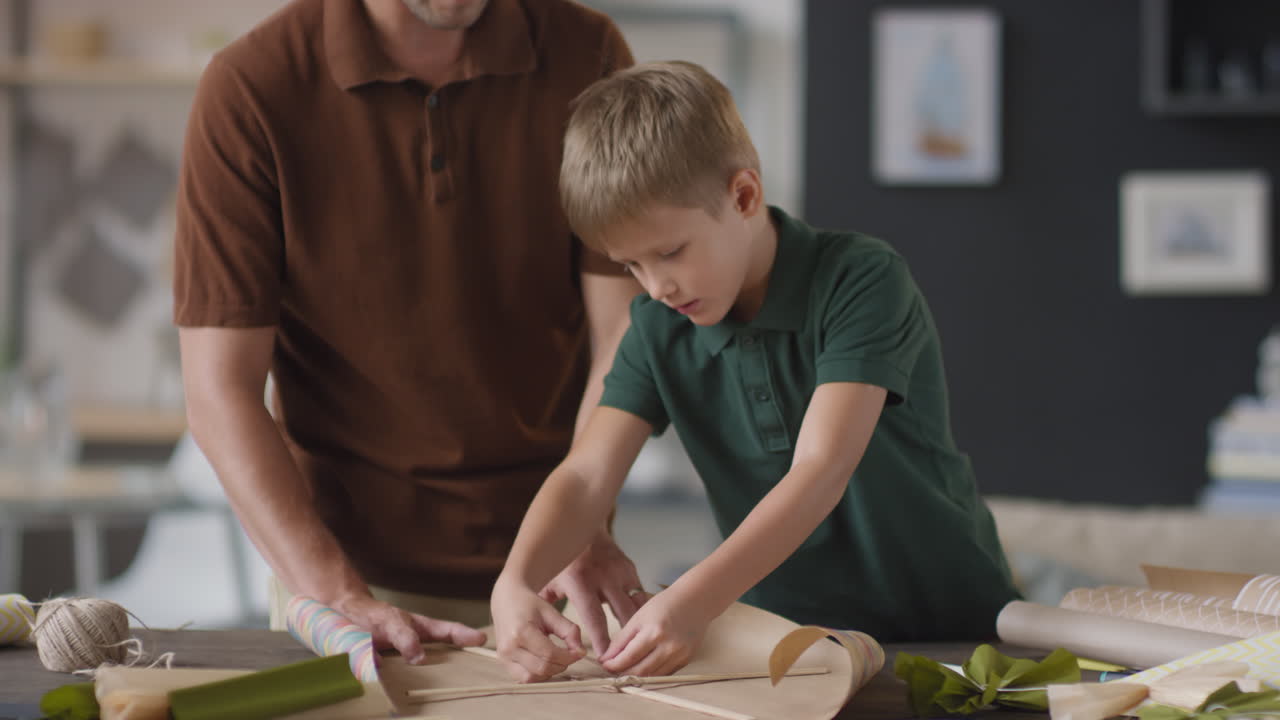 padre e hijo haciendo un regalo juntos
