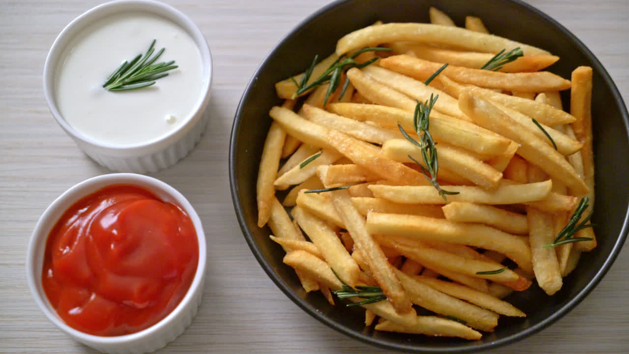 картофель фри или картофельные чипсы с кислой сливкой и кетчупом