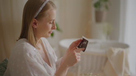 pregnant woman viewing ultrasound photo