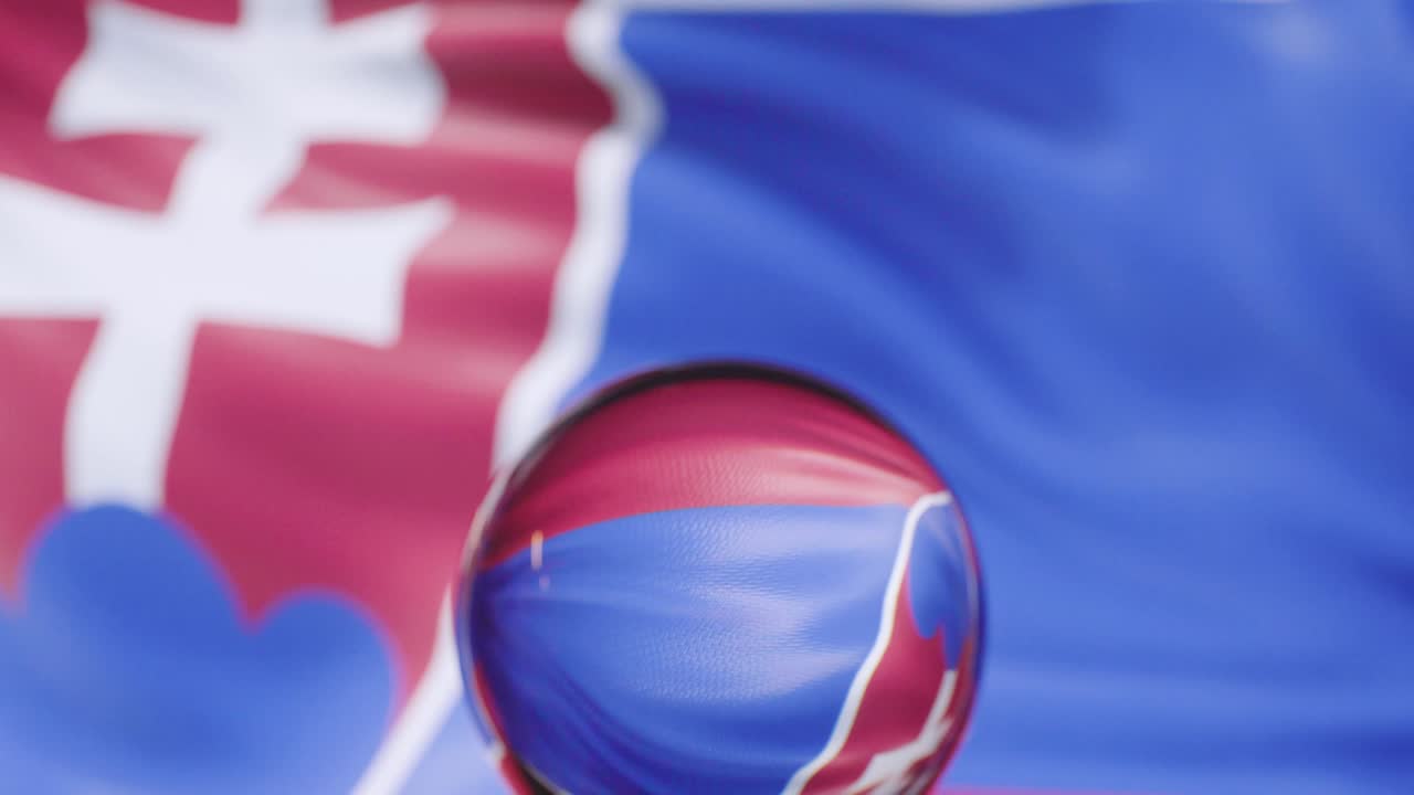 슬로바키아 국기가 4k에서 파란 하늘을 향해 흔들리고 있습니다.