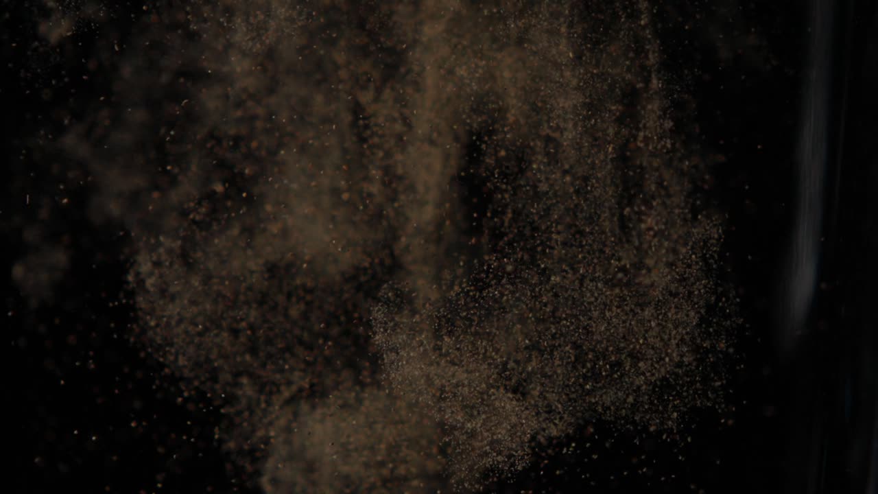 회색 먼지 입자의 구름, 액체 분산, 고추, 느린 동작